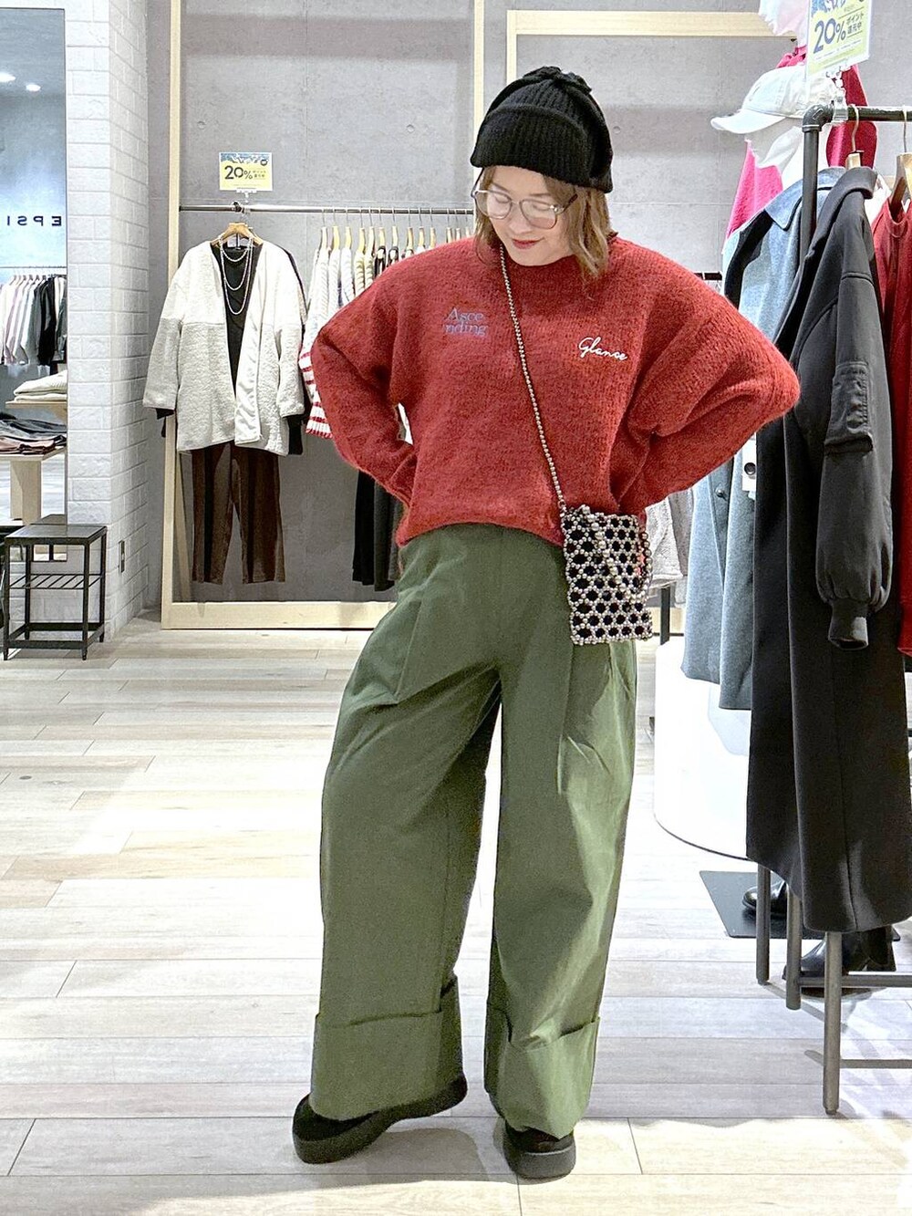 ブラック系のショルダーバッグ、グリーン系のその他パンツ、レッド系のニット/セーターを着用したレディースの秋コーディネートの3枚目の写真