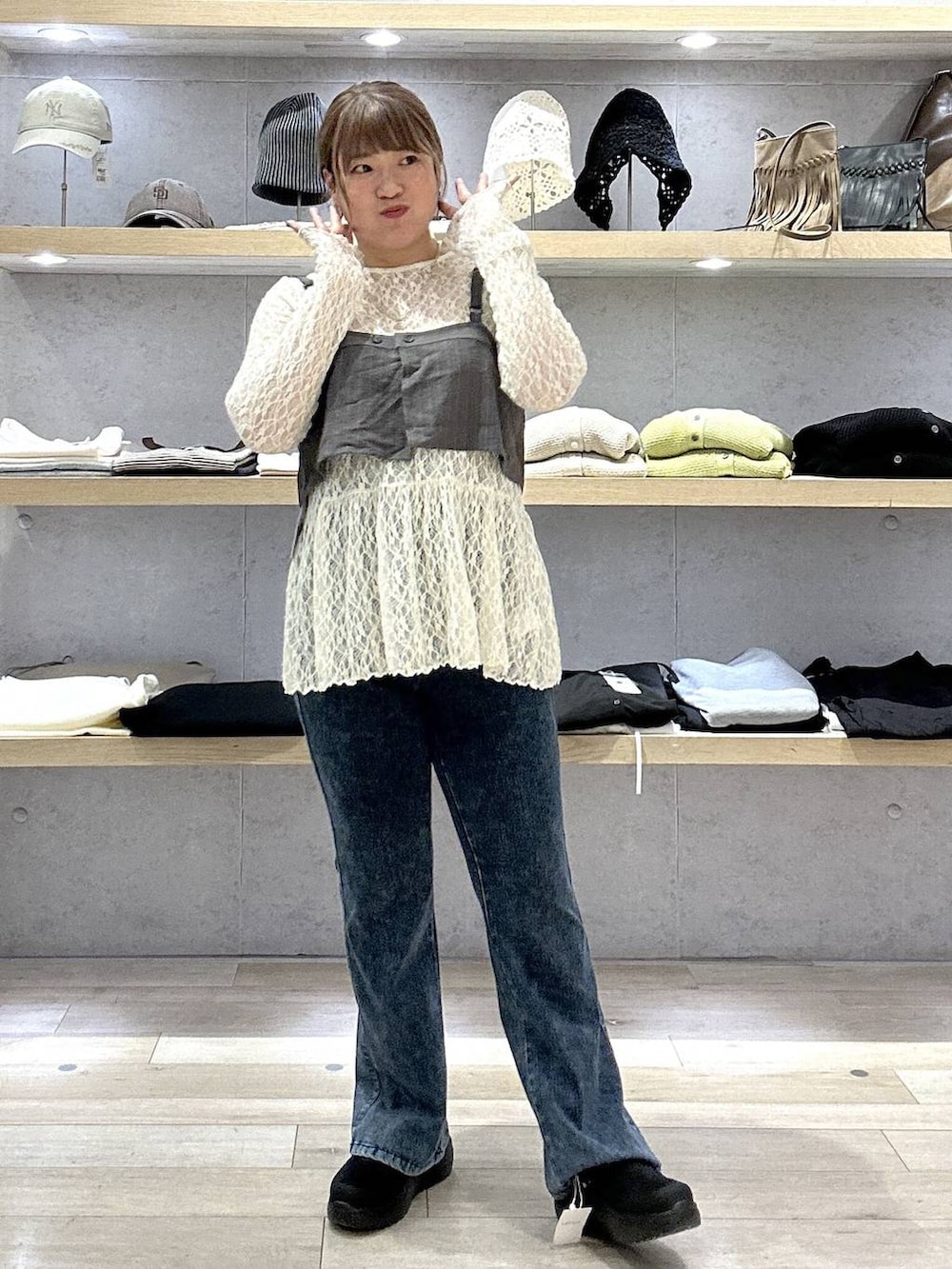 ブラック系のその他シューズ、ホワイト系のシャツ/ブラウス、ブルー系のデニムパンツを着用したレディースの春コーディネートの4枚目の写真