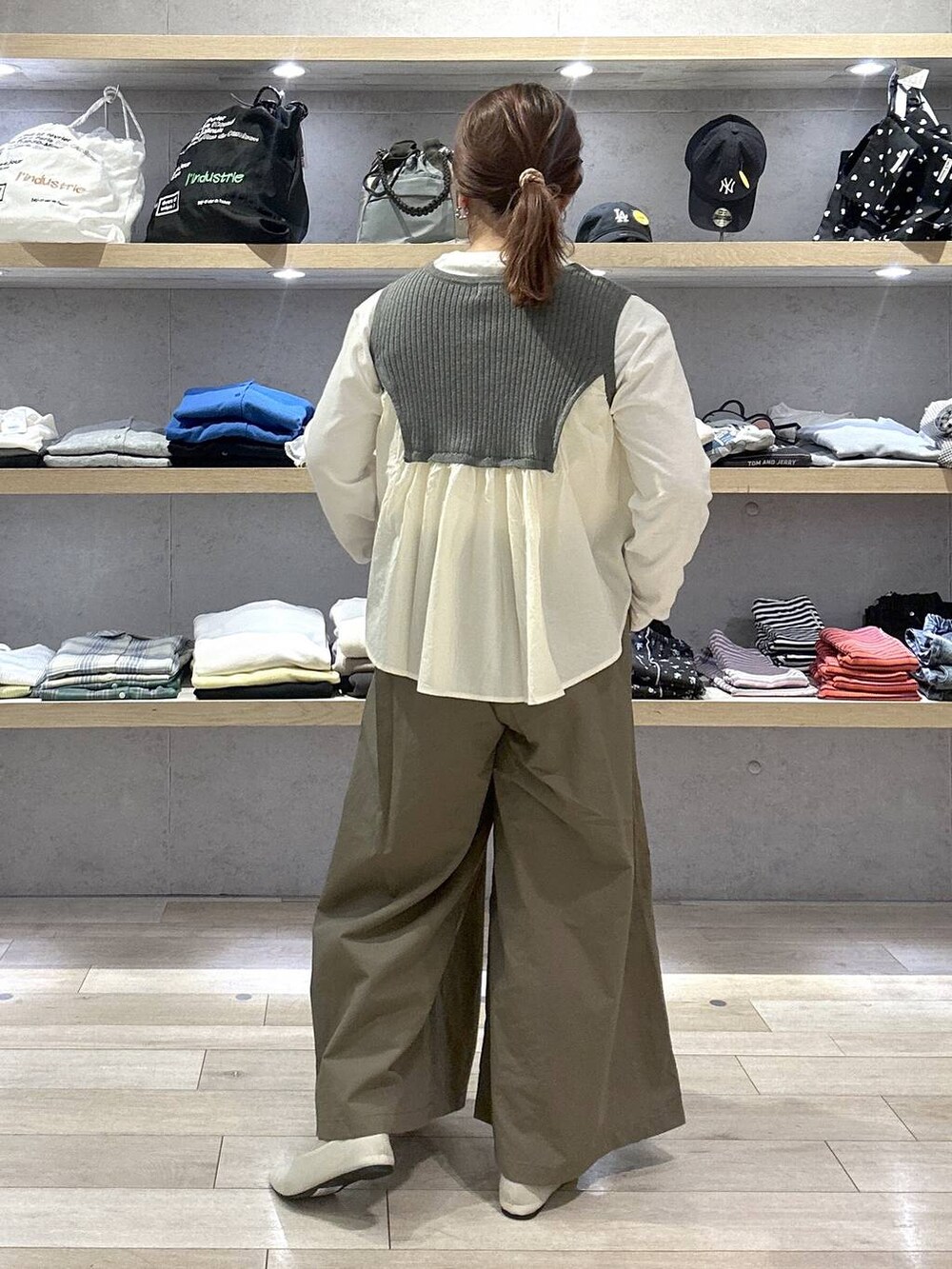 グリーン系のその他パンツ、ホワイト系のパンプス、ホワイト系のTシャツ/カットソーを着用したレディースの春コーディネートの2枚目の写真