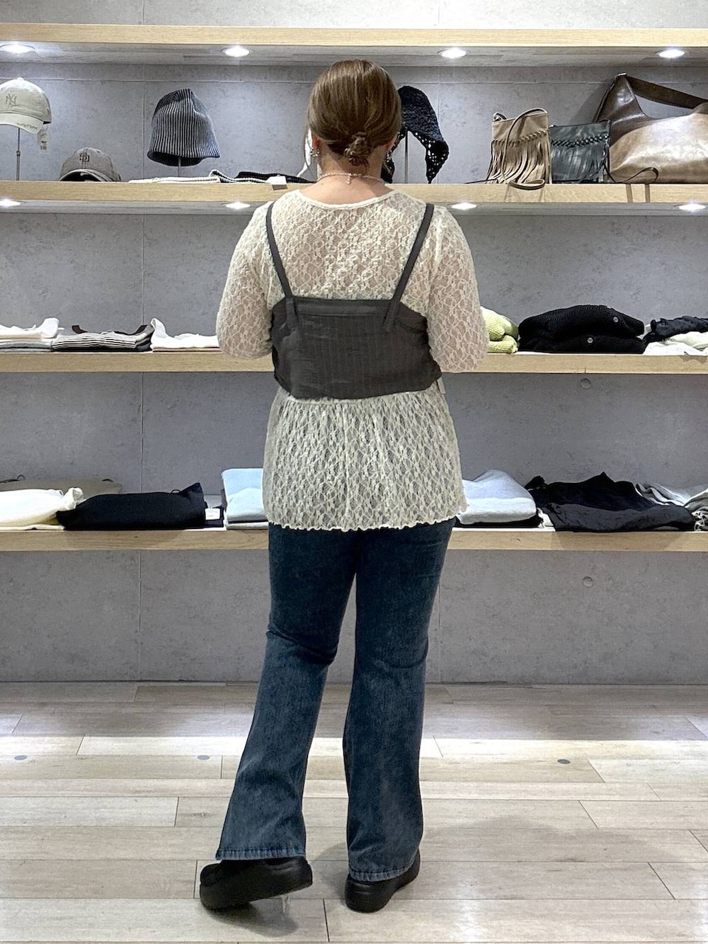 ブラック系のその他シューズ、ホワイト系のシャツ/ブラウス、ブルー系のデニムパンツを着用したレディースの春コーディネートの2枚目の写真