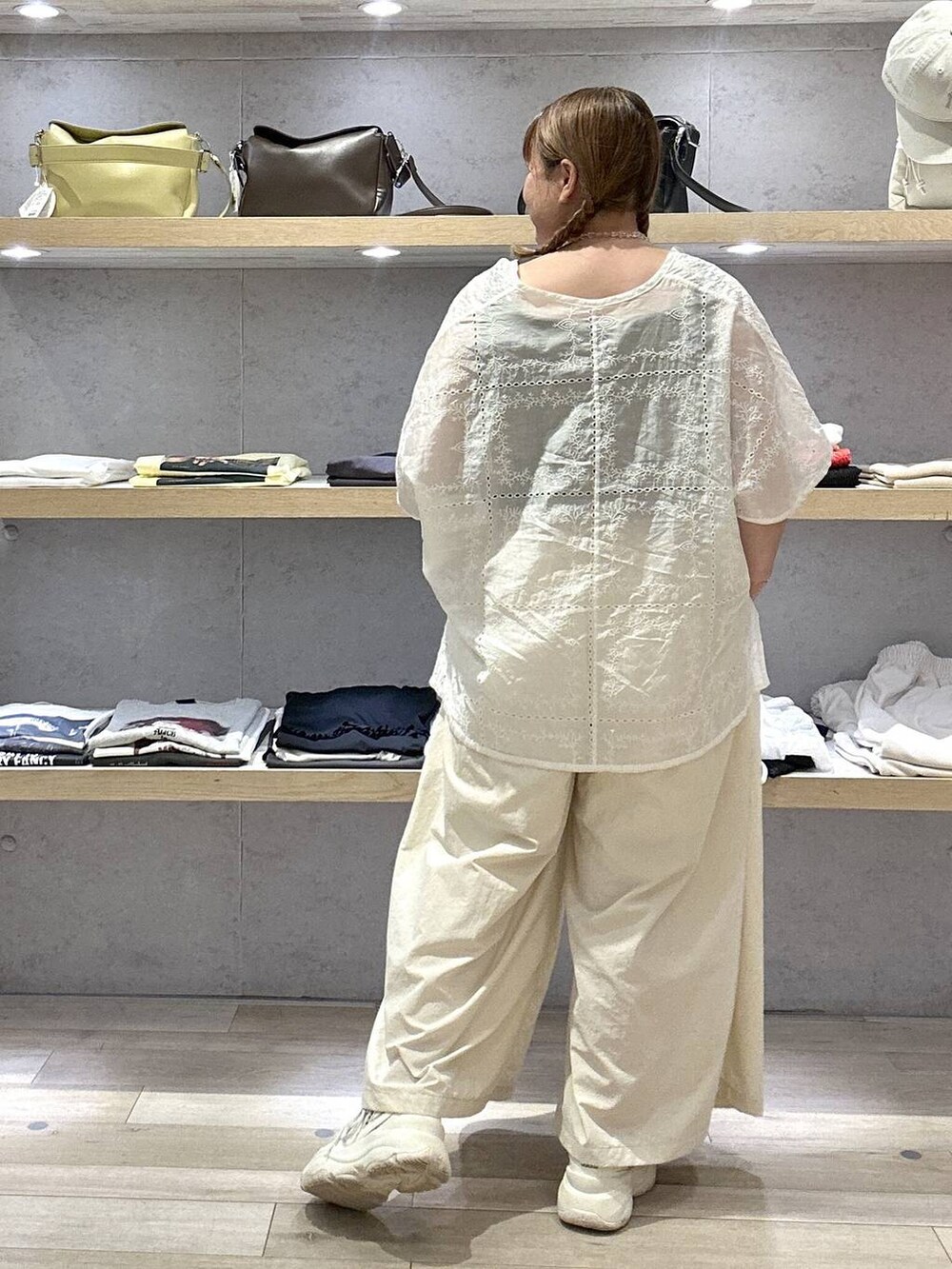 ホワイト系のその他パンツ、ホワイト系のシャツ/ブラウス、ブラック系のタンクトップを着用したレディースの夏コーディネートの2枚目の写真