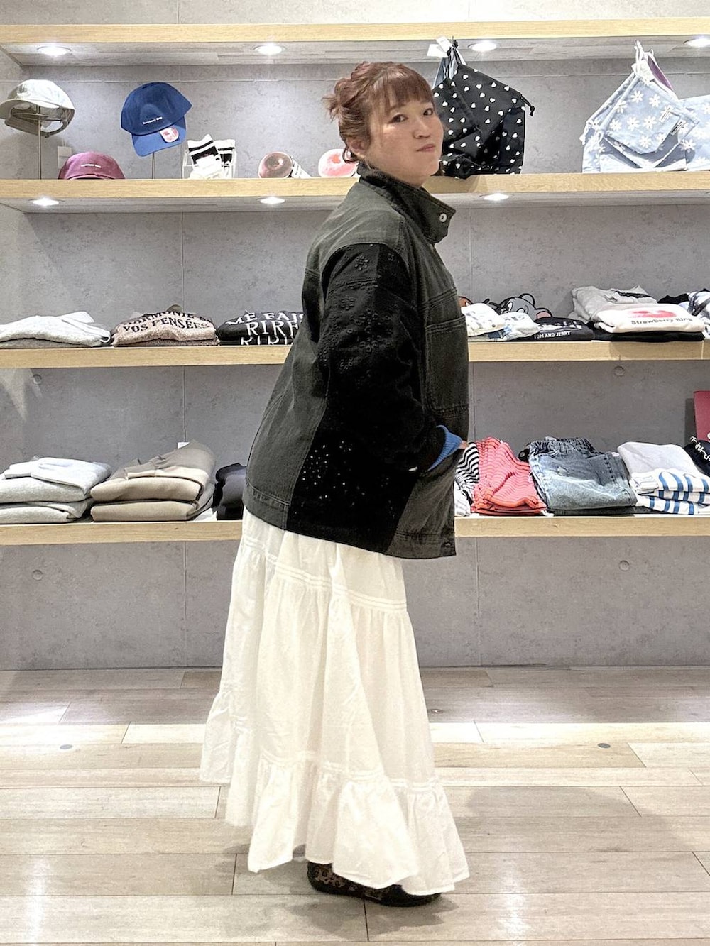 その他のパンプス、ブラック系のデニムジャケット、ホワイト系のニット/セーターを着用したレディースの冬コーディネートの3枚目の写真