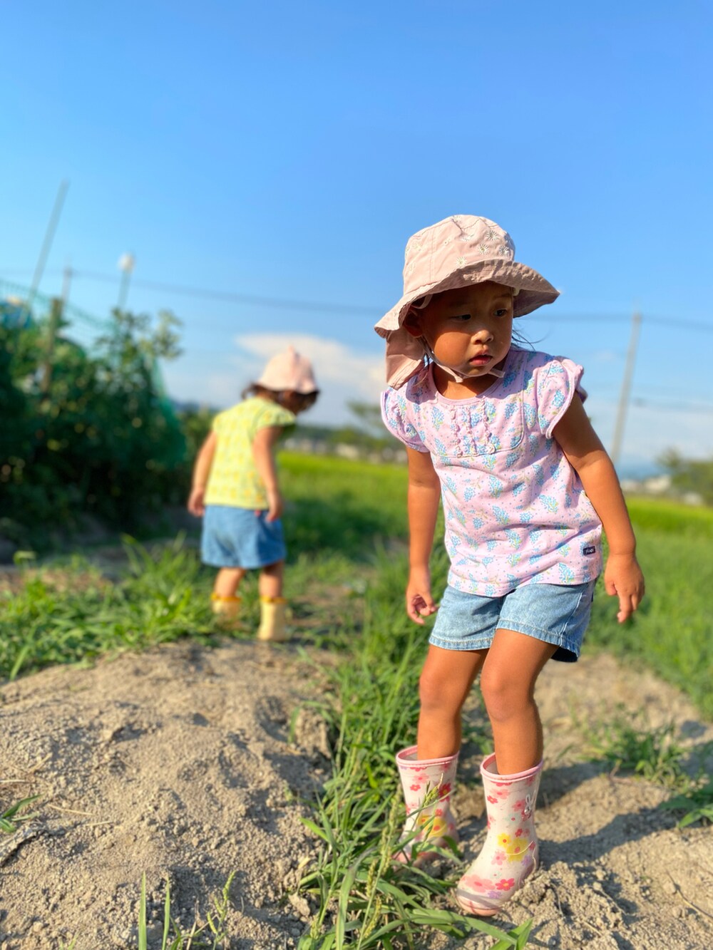 「今日のコーデ、姉妹コーデ、キッズコーデ、女の子、カジュアルコーデ、夏コーデ」｜「RAGMARTのフラワー総柄プリントTシャツ（Tシャツ/カットソー、グリーン系）」を使った、ジュンコさん（レディース・156cm）の夏コーディネートの2枚目の写真