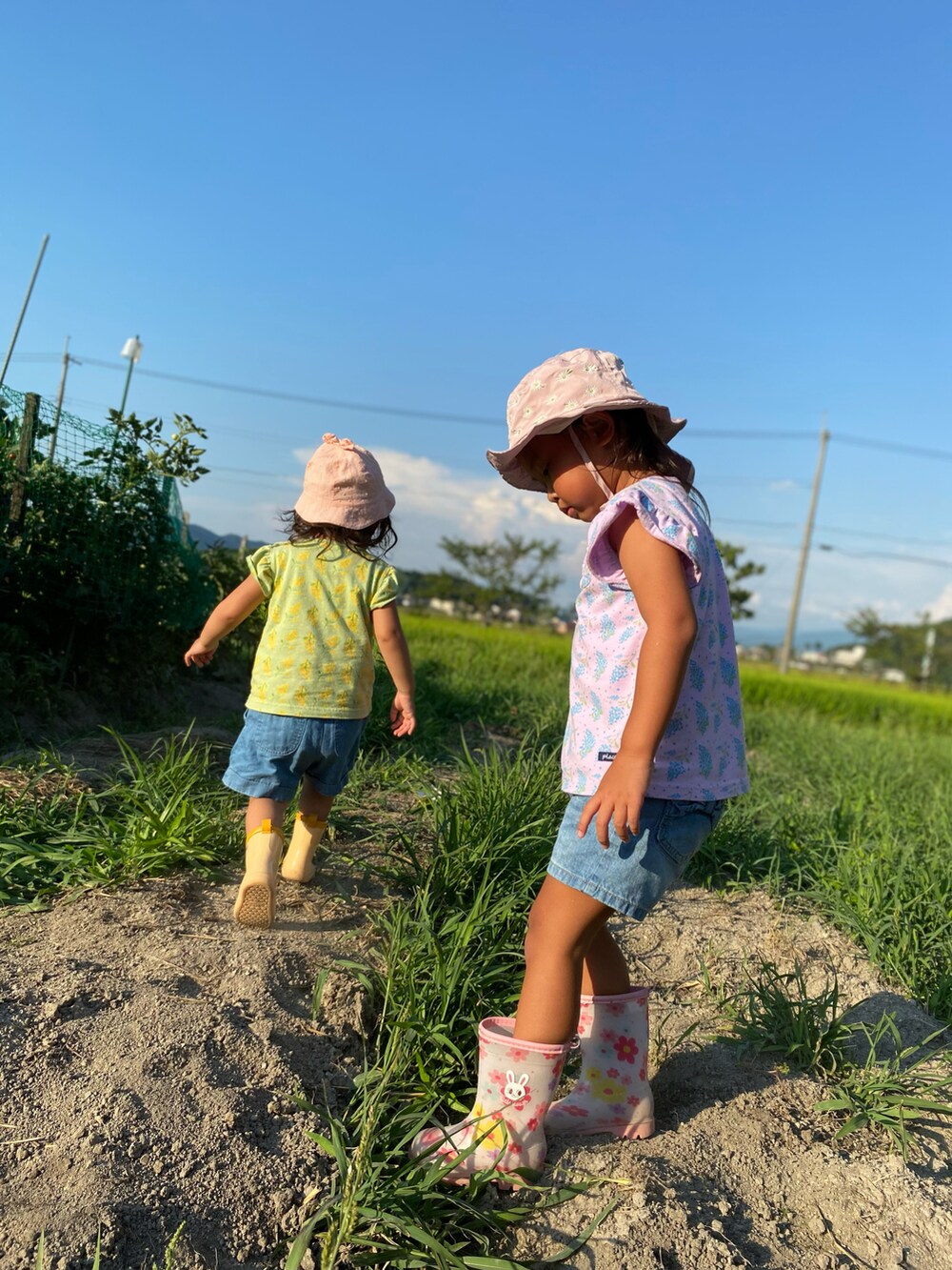 「今日のコーデ、姉妹コーデ、キッズコーデ、女の子、カジュアルコーデ、夏コーデ」｜「RAGMARTのフラワー総柄プリントTシャツ（Tシャツ/カットソー、グリーン系）」を使った、ジュンコさん（レディース・156cm）の夏コーディネートの3枚目の写真