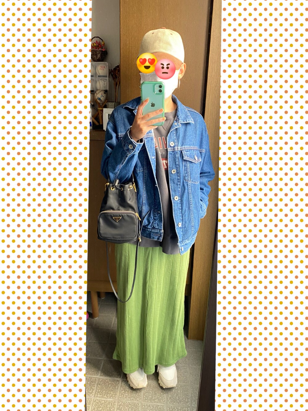 ホワイト系のスニーカー、グリーン系のスカート、ブラック系のスウェットを着用したレディースの秋コーディネートの2枚目の写真