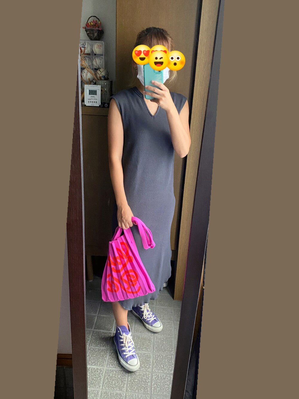 パープル系のスニーカー、ブラック系のワンピース、ピンク系のバッグを着用したレディースの夏コーディネートの2枚目の写真