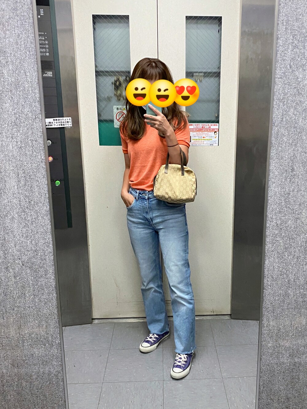 パープル系のスニーカー、ブルー系のデニムパンツ、オレンジ系のTシャツ/カットソーを着用したレディースの夏コーディネートの2枚目の写真