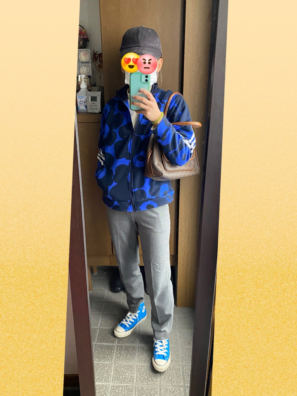 「今日のコーデ、カジュアルコーデ、ママコーデ、オトナカジュアル、ジャージ、トラックジャケット、コンバース、キャップ、パンツスタイル、カラーコーデ、ブルー、グレー、マリメッコ、アディダス、スポーツミックス」｜「CONVERSEの＜ZOZO限定＞【CONVERSE】ALLSTAR US COLORS HI（スニーカー、ブルー系）」を使った、ジュンコさん（レディース・156cm）の冬コーディネートの2枚目の写真
