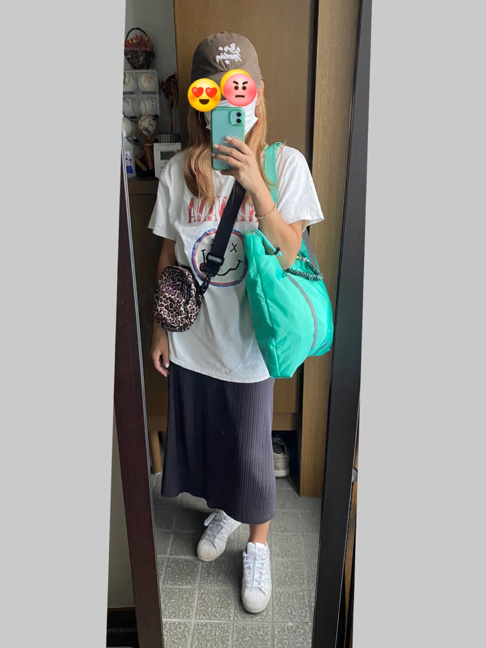 ホワイト系のスニーカー、グリーン系のスカート、グリーン系のトートバッグを着用したレディースの秋コーディネートの3枚目の写真