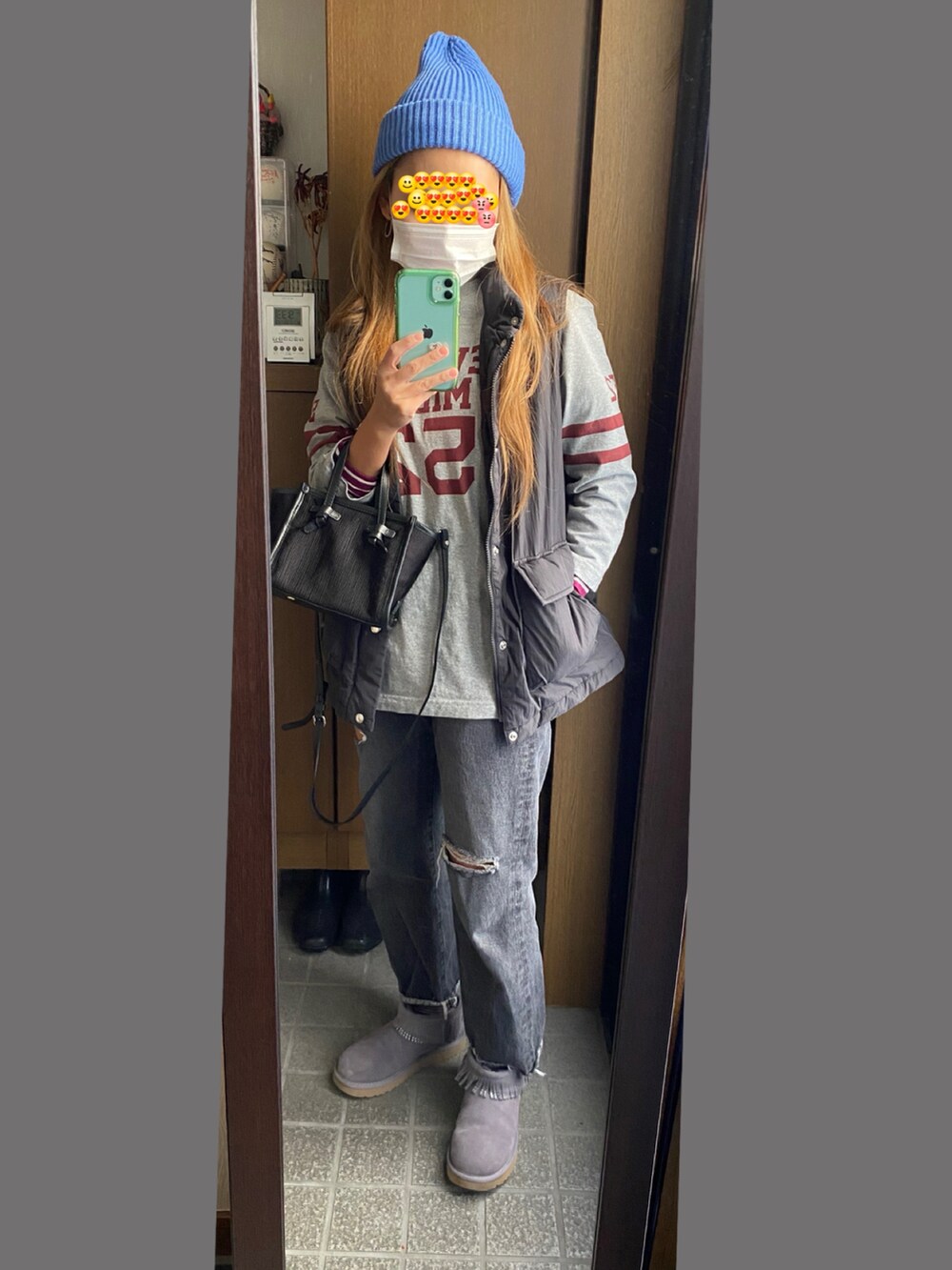 「今日のコーデ、着回しコーデ、デニム、ロゴT、ダウンベスト、ムートンブーツ、ニット帽、ミニバッグ、ママコーデ、ブラック、グレー、ブルー、カラーコーデ」｜「UGGのUGG Ultra Mini Fringe Bling / アグ ウルトラ ミニ フリンジ ブリン（ブーツ、グレー系）」を使った、ジュンコさん（レディース・156cm）の冬コーディネートの2枚目の写真