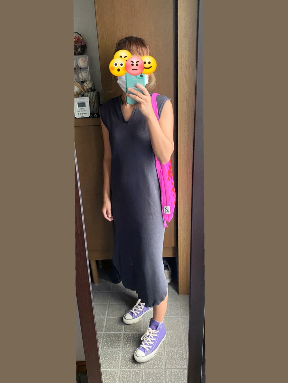 パープル系のスニーカー、ブラック系のワンピース、ピンク系のバッグを着用したレディースの夏コーディネートの3枚目の写真