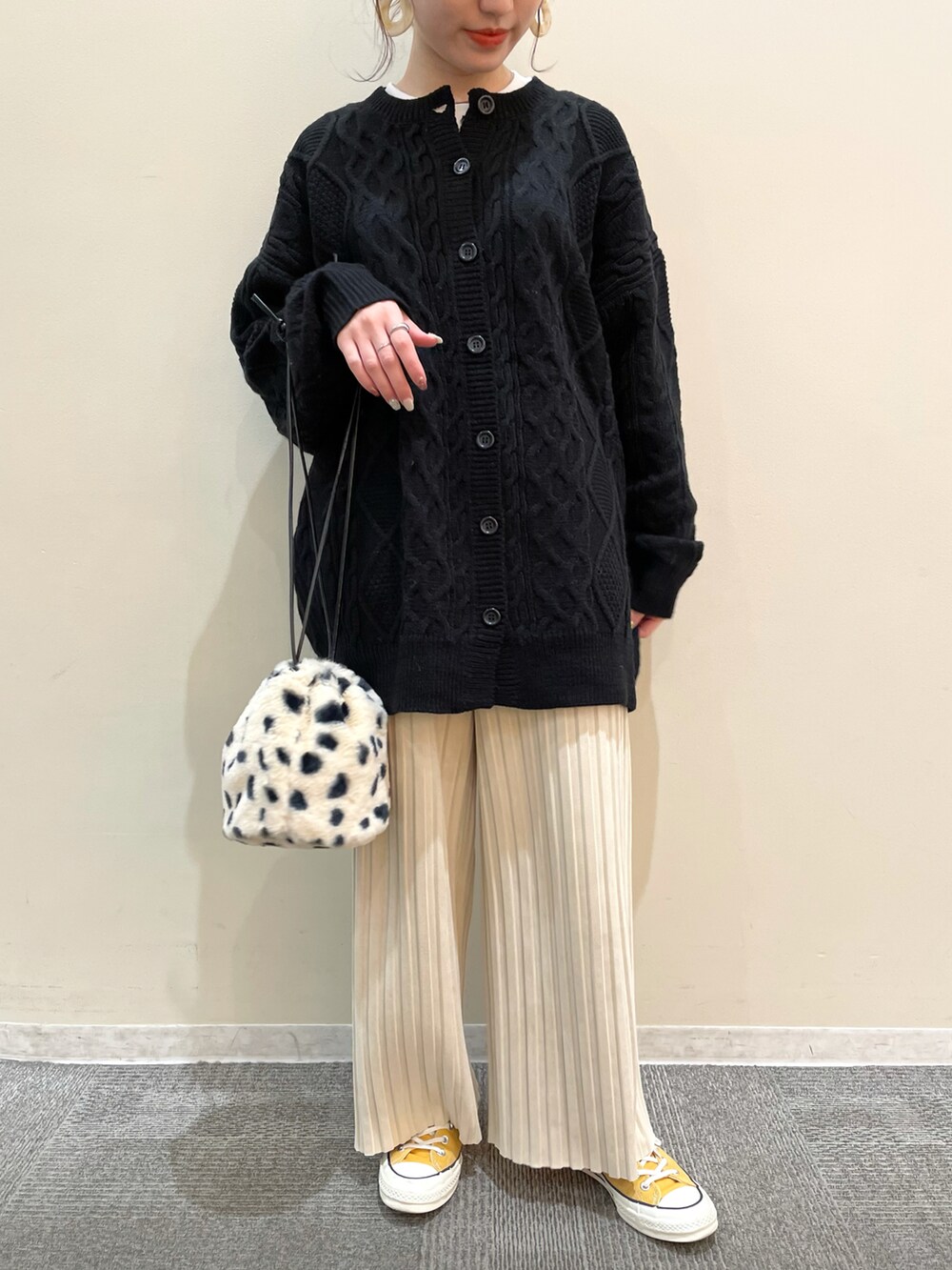 ホワイト系のTシャツ/カットソー、ブラック系のカーディガン/ボレロ、ホワイト系のその他パンツを着用したレディースの冬コーディネートの2枚目の写真