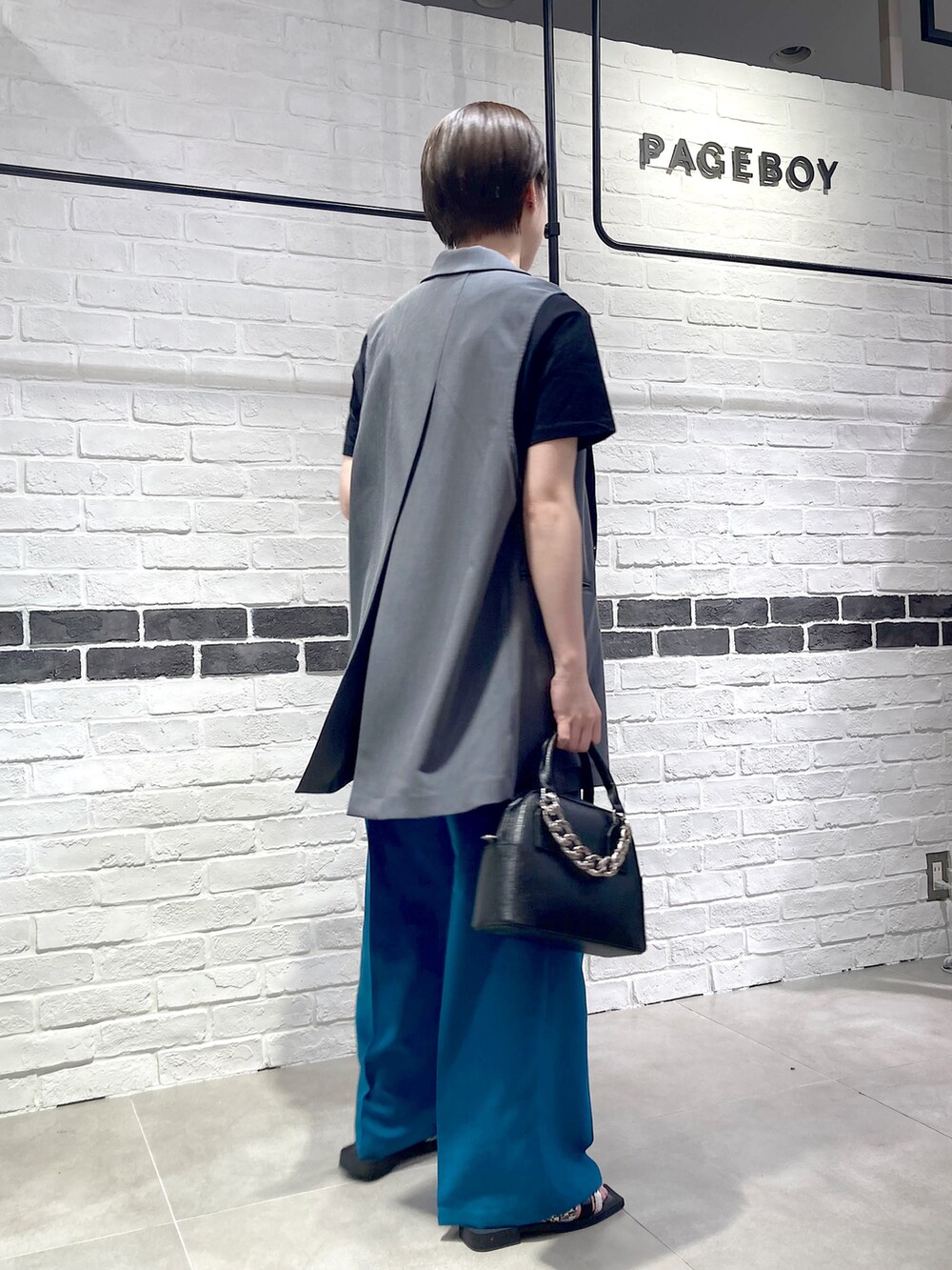 ブラック系のTシャツ/カットソー、グレー系のその他アウター、ブルー系のその他パンツを着用したレディースの夏コーディネートの3枚目の写真