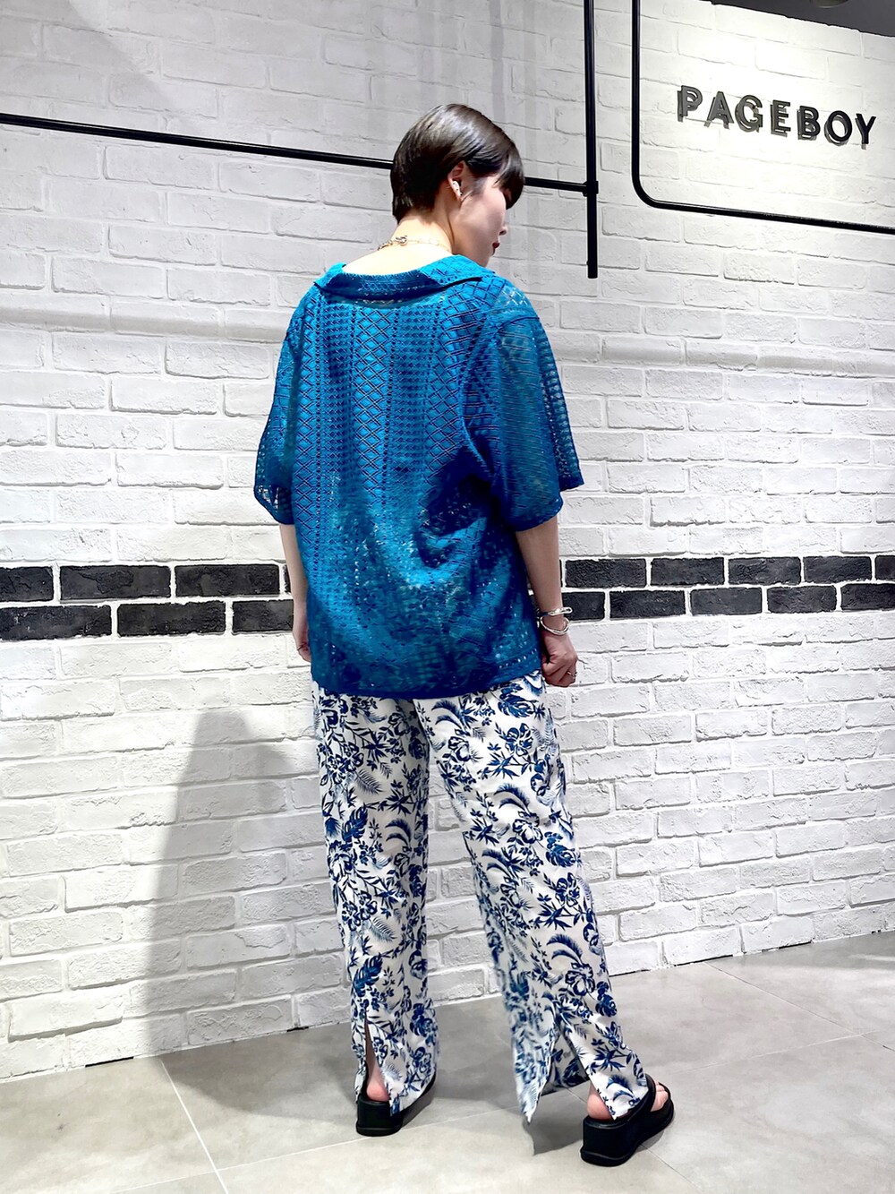 ブラック系のタンクトップ、グリーン系のシャツ/ブラウス、ホワイト系のその他パンツを着用したレディースの夏コーディネートの3枚目の写真