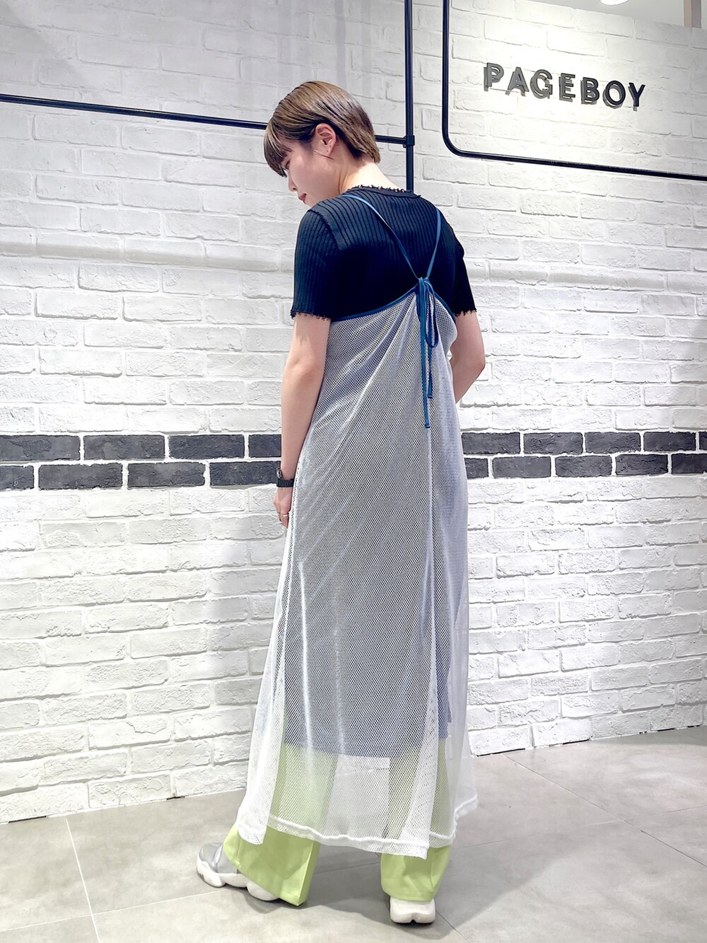 ホワイト系のワンピース、ブラック系のニット/セーター、ブラック系のショルダーバッグを着用したレディースの夏コーディネートの5枚目の写真