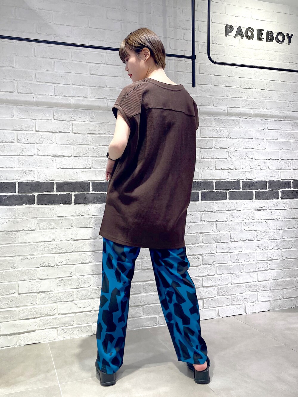 ブラウン系のTシャツ/カットソー、ブラック系のタンクトップ、ブルー系のその他パンツを着用したレディースの夏コーディネートの4枚目の写真