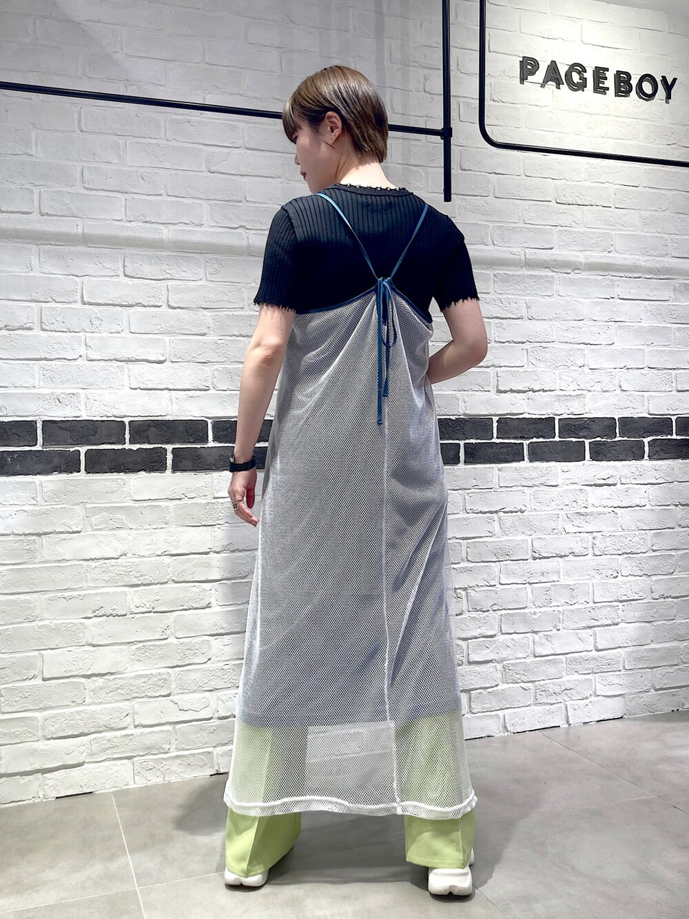 ホワイト系のワンピース、ブラック系のニット/セーター、ブラック系のショルダーバッグを着用したレディースの夏コーディネートの3枚目の写真