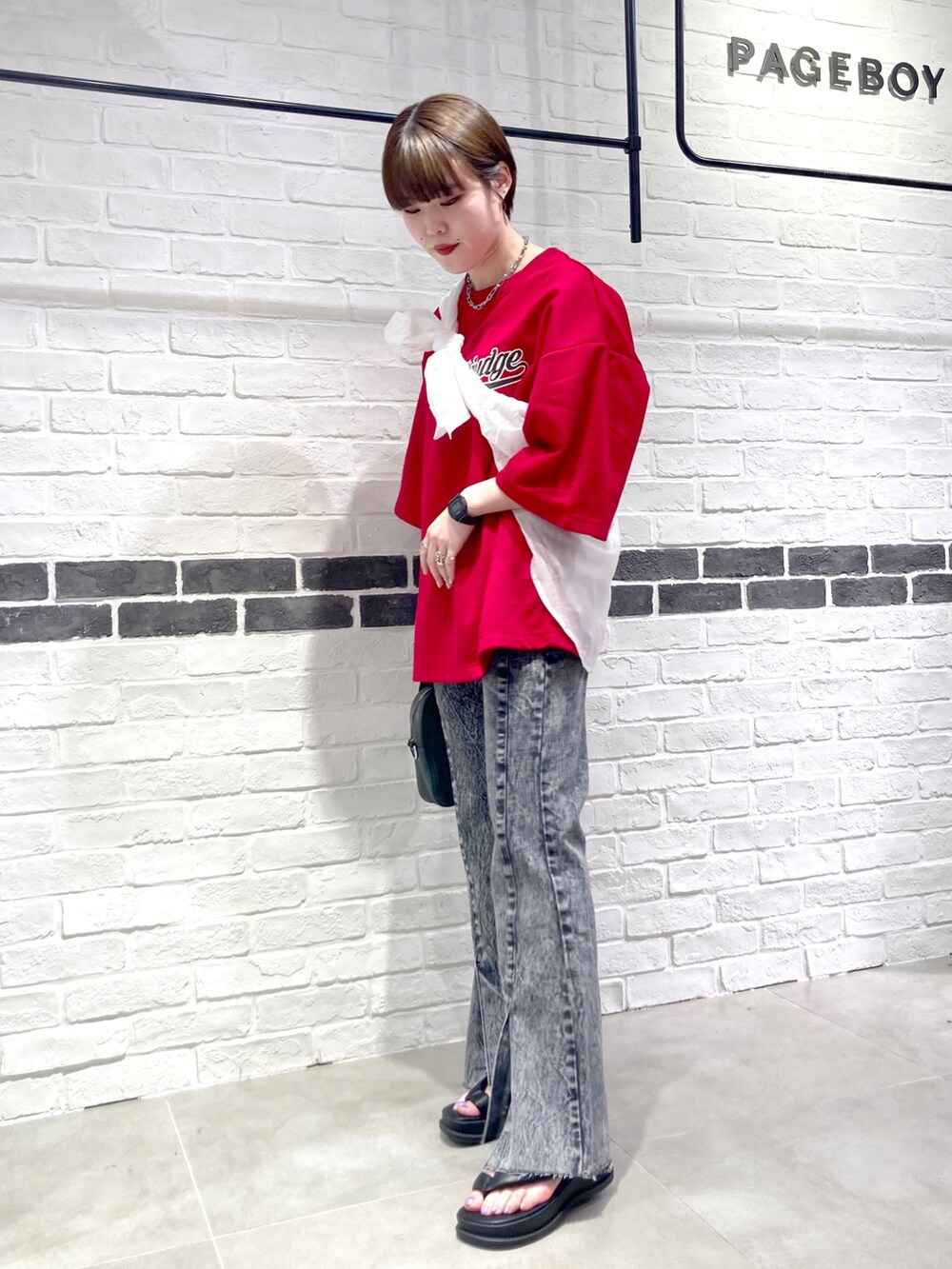 レッド系のTシャツ/カットソー、ホワイト系のシャツ/ブラウス、ブラック系のショルダーバッグを着用したレディースの夏コーディネートの3枚目の写真