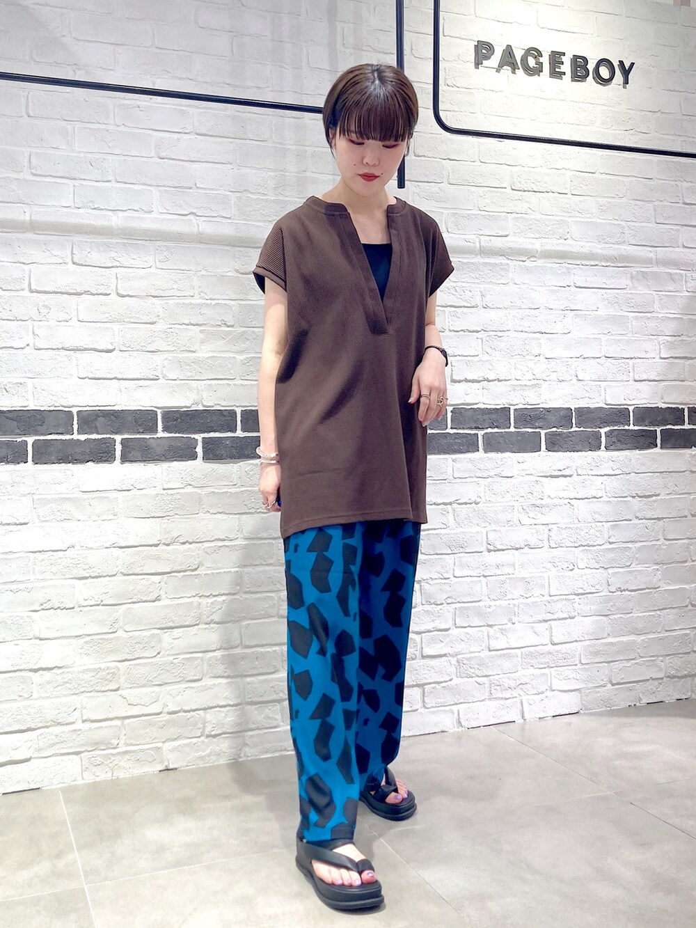 ブラウン系のTシャツ/カットソー、ブラック系のタンクトップ、ブルー系のその他パンツを着用したレディースの夏コーディネートの2枚目の写真