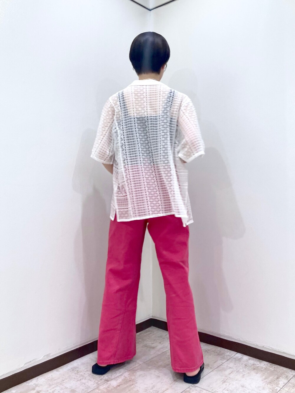 ピンク系のデニムパンツ、ホワイト系のシャツ/ブラウス、ブラック系のタンクトップを着用したレディースの夏コーディネートの4枚目の写真