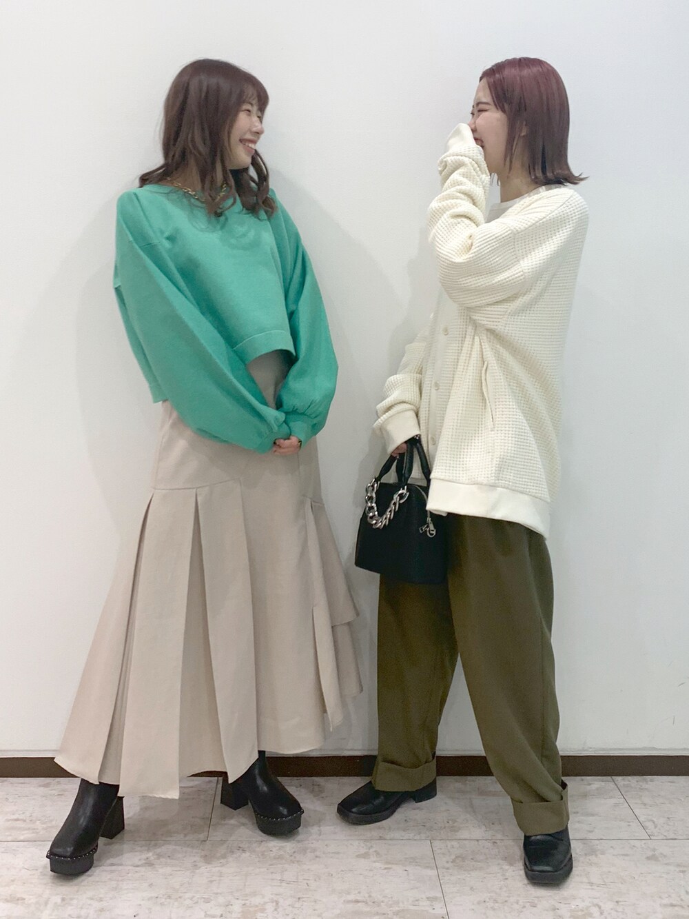 ブラック系のショルダーバッグ、ベージュ系のスラックス、ブラック系のその他シューズを着用したレディースの冬コーディネートの3枚目の写真