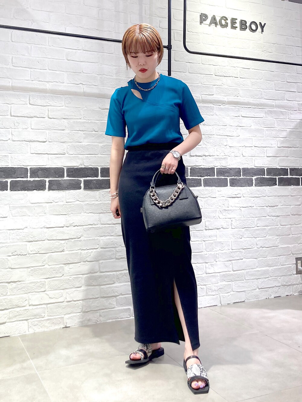 ブラック系のサンダル、ブラック系のショルダーバッグ、ベージュ系のテーラードジャケットを着用したレディースの春コーディネートの4枚目の写真