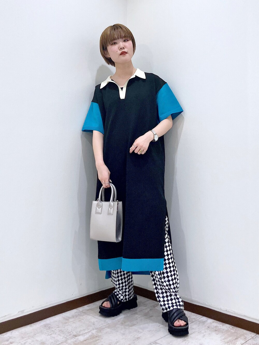 ブラック系のワンピース、シルバー系のショルダーバッグ、ブラック系のタンクトップを着用したレディースの春コーディネートの2枚目の写真