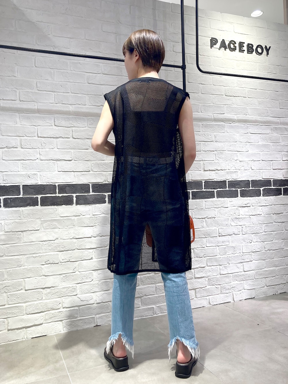 ブラウン系のタンクトップ、オレンジ系のショルダーバッグ、その他のサンダルを着用したレディースの夏コーディネートの3枚目の写真