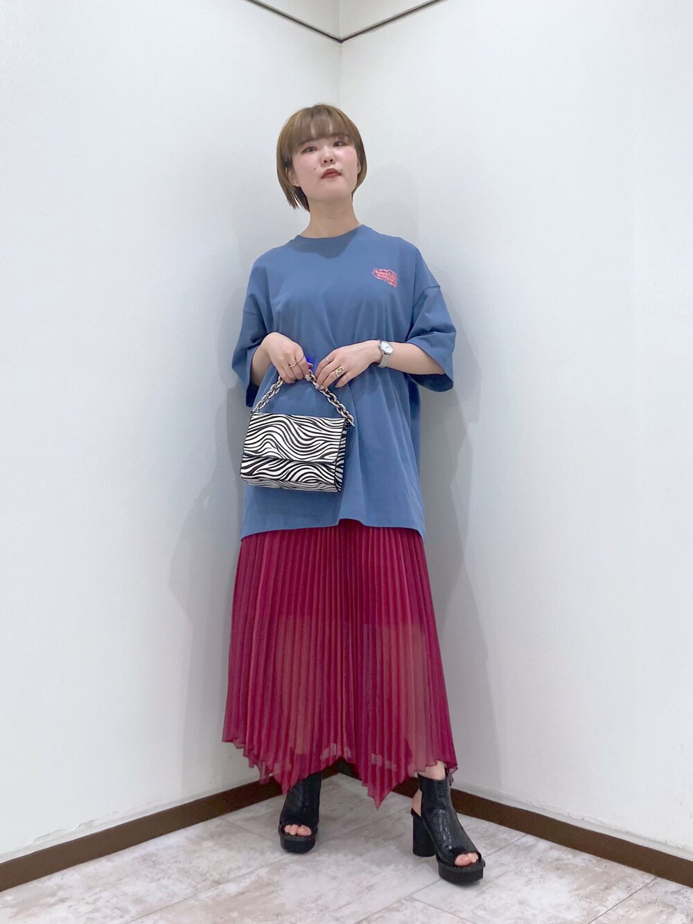 ブルー系のTシャツ/カットソー、その他のショルダーバッグ、ピンク系のスカートを着用したレディースの春コーディネートの2枚目の写真