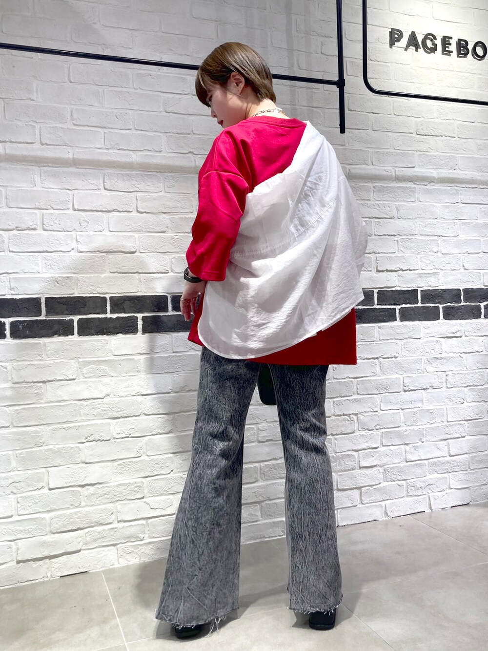 レッド系のTシャツ/カットソー、ホワイト系のシャツ/ブラウス、ブラック系のショルダーバッグを着用したレディースの夏コーディネートの4枚目の写真