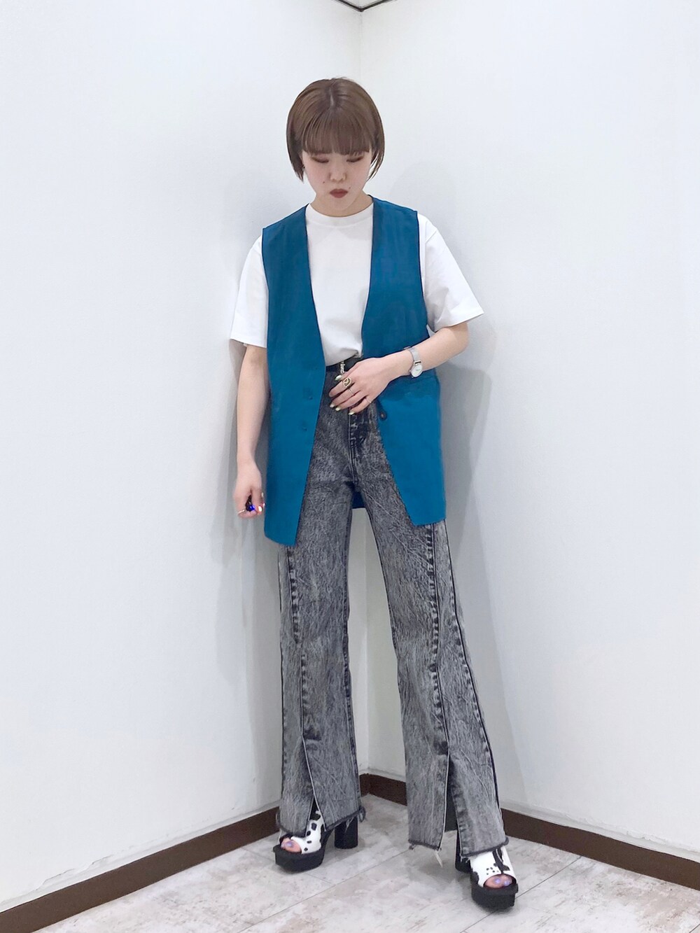 ブルー系のその他アウター、ホワイト系のTシャツ/カットソー、ブラック系のデニムパンツを着用したレディースの春コーディネートの2枚目の写真