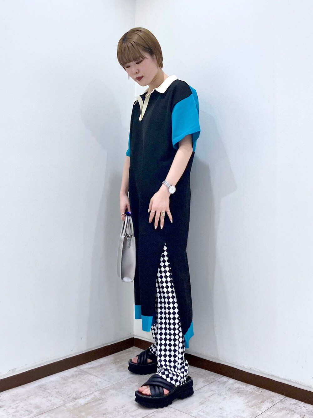 ブラック系のワンピース、シルバー系のショルダーバッグ、ブラック系のタンクトップを着用したレディースの春コーディネートの3枚目の写真