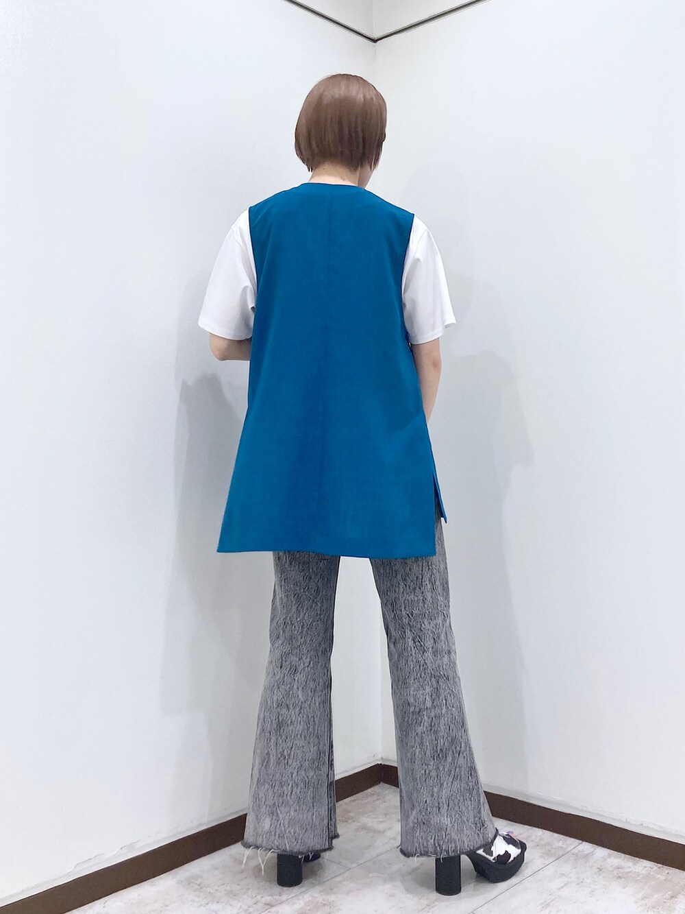 ブルー系のその他アウター、ホワイト系のTシャツ/カットソー、ブラック系のデニムパンツを着用したレディースの春コーディネートの4枚目の写真