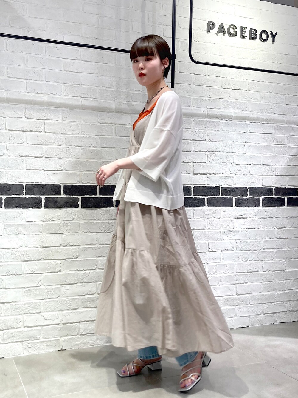 ベージュ系のワンピース、ホワイト系のカーディガン/ボレロ、オレンジ系のタンクトップを着用したレディースの夏コーディネートの4枚目の写真