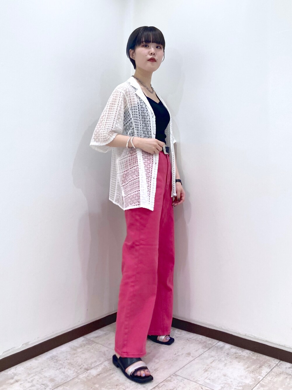 ピンク系のデニムパンツ、ホワイト系のシャツ/ブラウス、ブラック系のタンクトップを着用したレディースの夏コーディネートの2枚目の写真