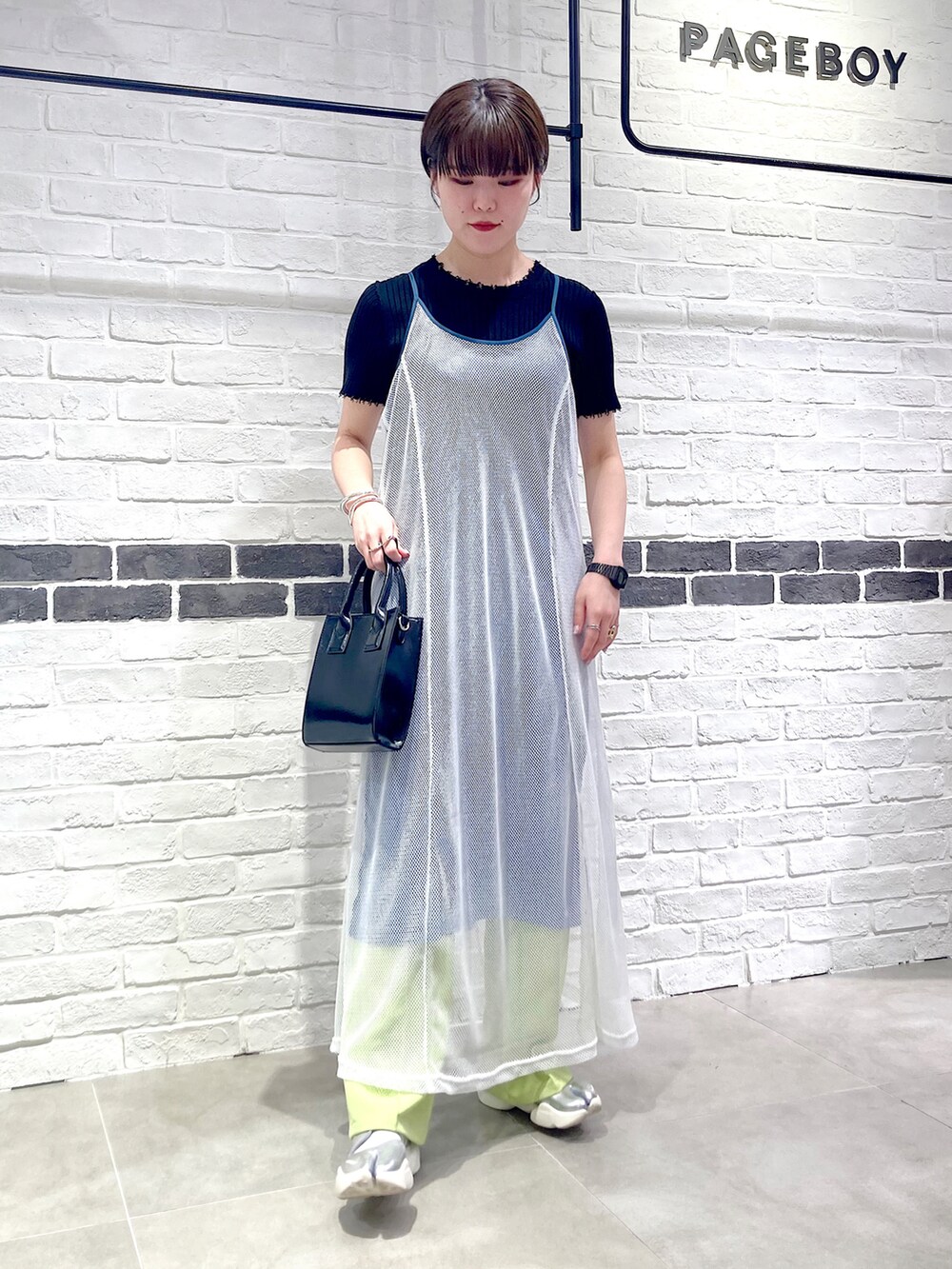 ホワイト系のワンピース、ブラック系のニット/セーター、ブラック系のショルダーバッグを着用したレディースの夏コーディネートの2枚目の写真