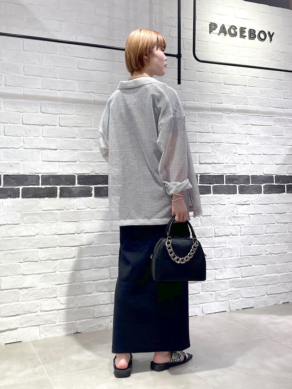 ブラック系のサンダル、ブラック系のショルダーバッグ、ベージュ系のテーラードジャケットを着用したレディースの春コーディネートの3枚目の写真