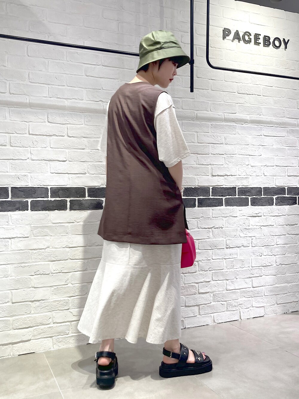 ブラウン系のその他アウター、ベージュ系のワンピース、ピンク系のショルダーバッグを着用したレディースの夏コーディネートの4枚目の写真