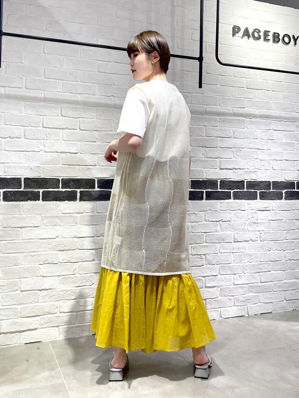 シルバー系のサンダル、ホワイト系のショルダーバッグ、ホワイト系のカーディガン/ボレロを着用したレディースの夏コーディネートの4枚目の写真