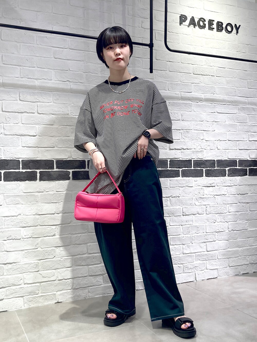 ブラック系のTシャツ/カットソー、ピンク系のショルダーバッグ、グリーン系のその他パンツを着用したレディースの夏コーディネートの2枚目の写真