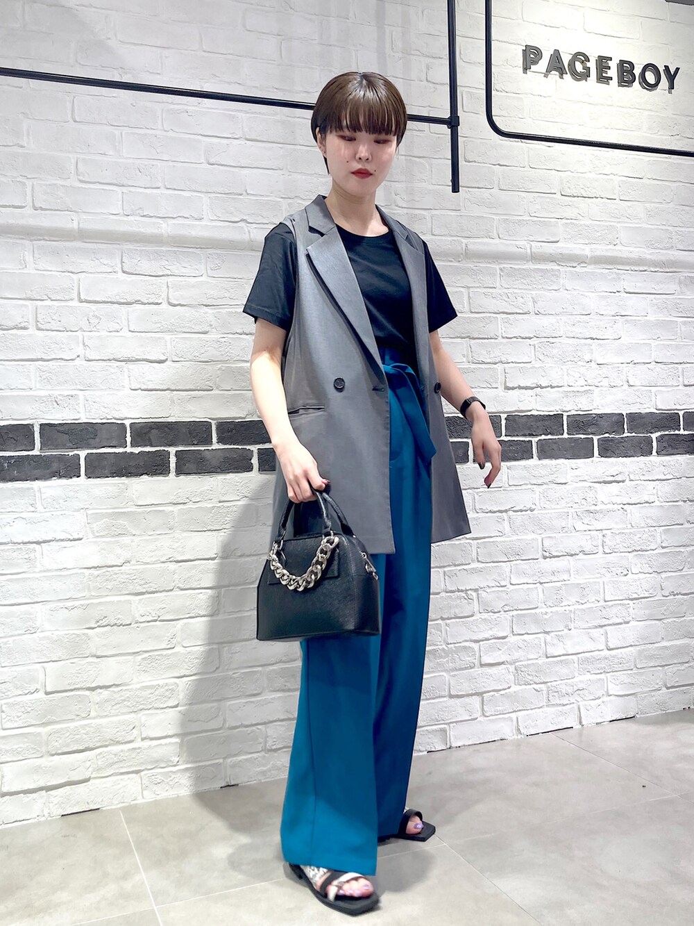 ブラック系のTシャツ/カットソー、グレー系のその他アウター、ブルー系のその他パンツを着用したレディースの夏コーディネートの2枚目の写真