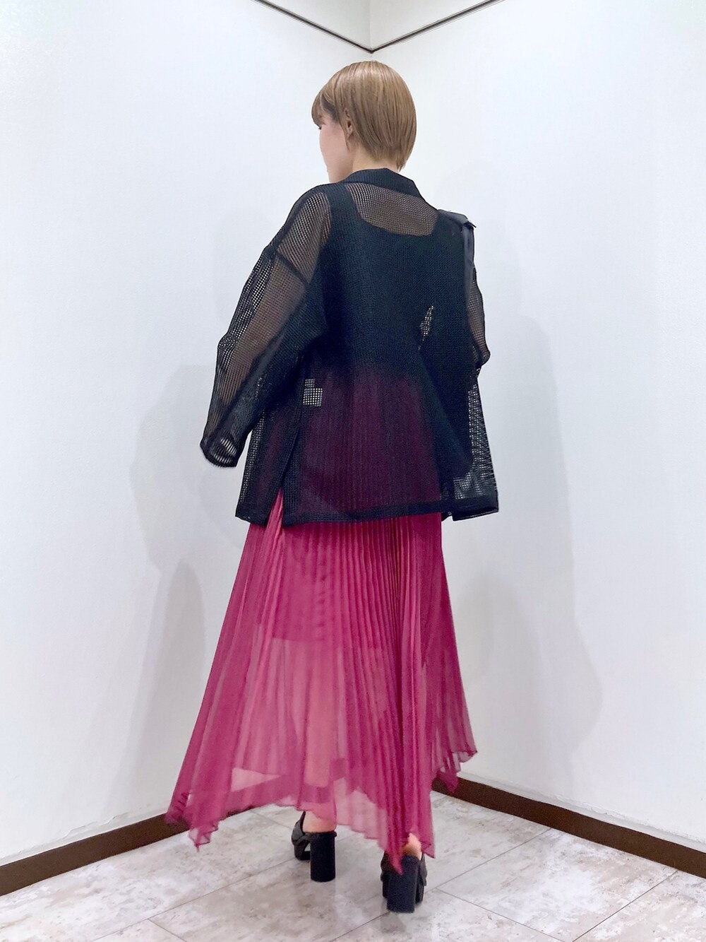 ピンク系のスカート、ブラック系のサンダル、ブラック系のタンクトップを着用したレディースの春コーディネートの4枚目の写真