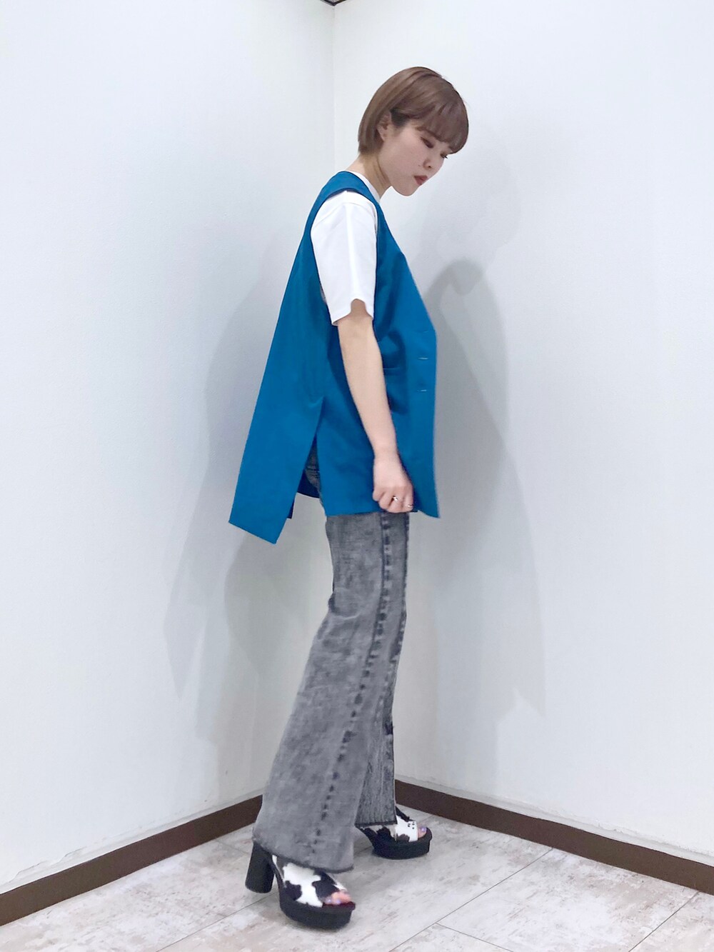 ブルー系のその他アウター、ホワイト系のTシャツ/カットソー、ブラック系のデニムパンツを着用したレディースの春コーディネートの3枚目の写真