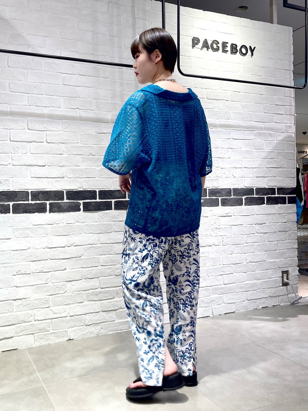 ブラック系のタンクトップ、グリーン系のシャツ/ブラウス、ホワイト系のその他パンツを着用したレディースの夏コーディネートの4枚目の写真