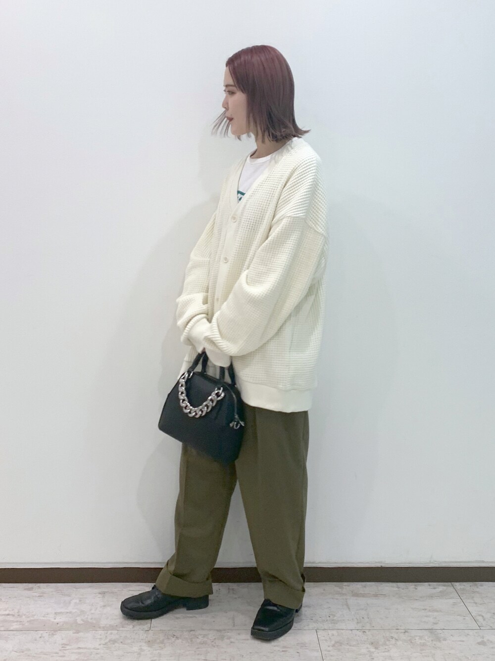 ベージュ系のスラックス、ブラック系のその他シューズ、ブラック系のショルダーバッグを着用したレディースの冬コーディネートの2枚目の写真