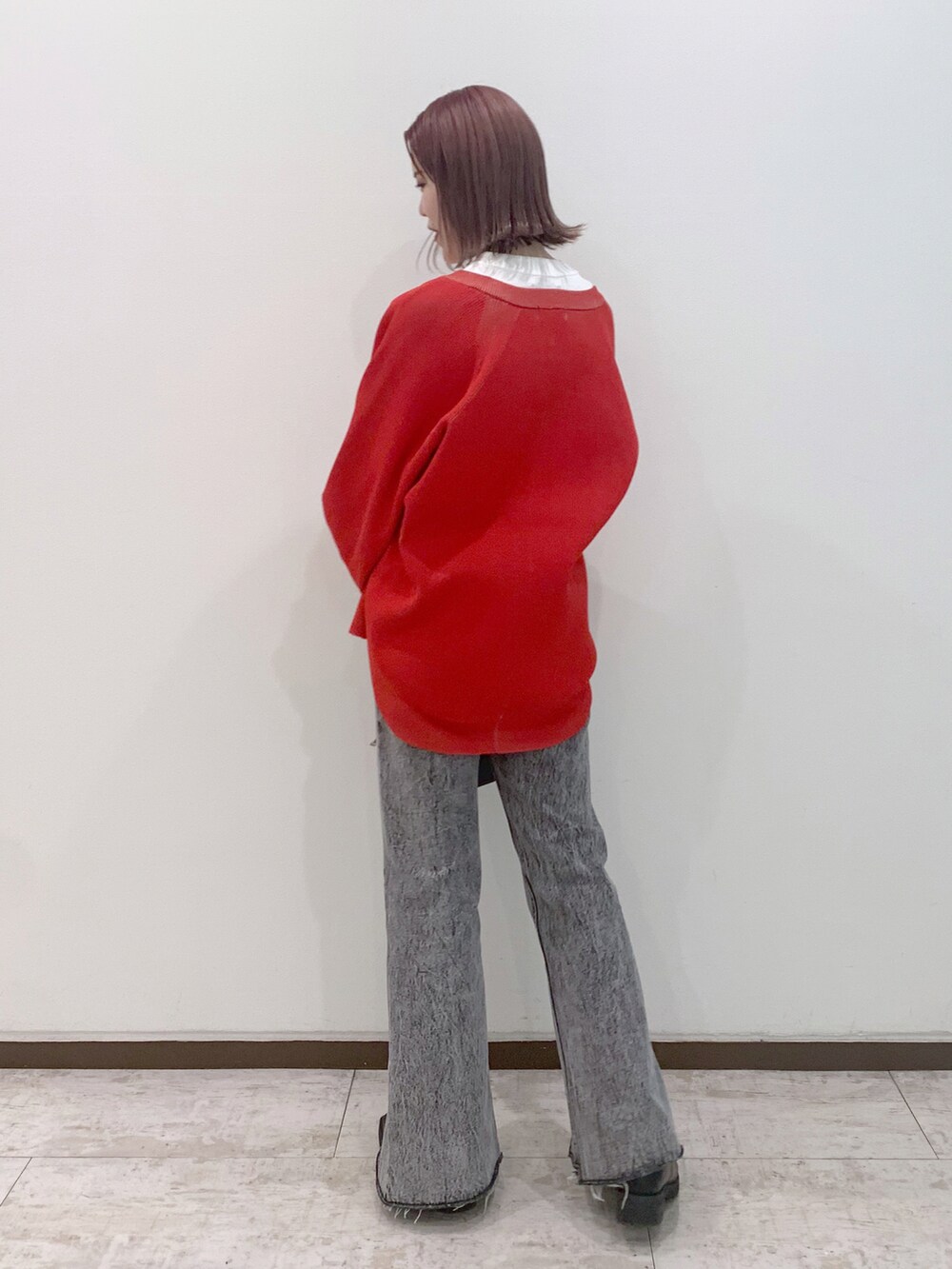 ホワイト系のTシャツ/カットソー、レッド系のカーディガン/ボレロ、ブラック系のショルダーバッグを着用したレディースの冬コーディネートの3枚目の写真