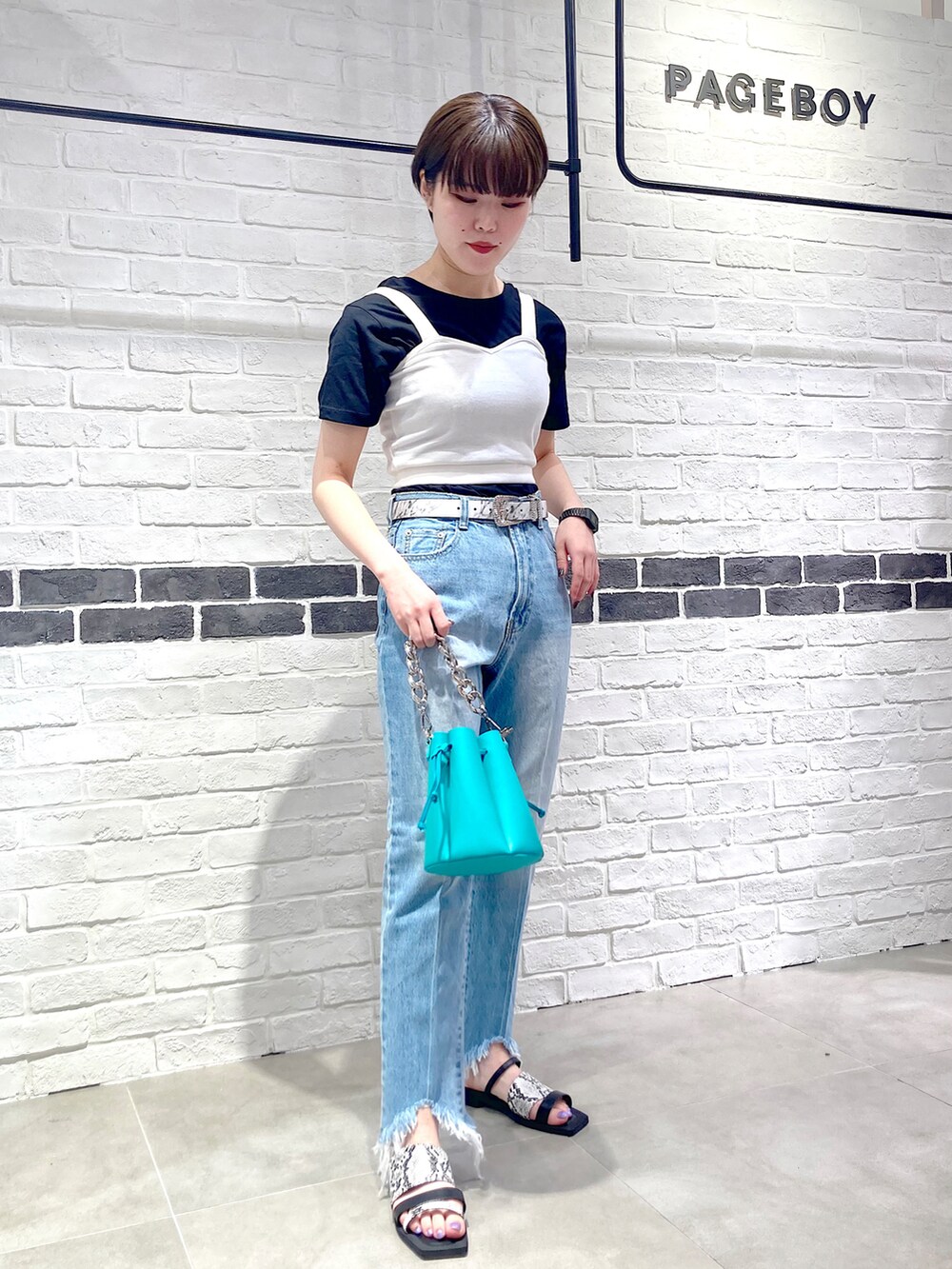 ホワイト系のタンクトップ、ブラック系のTシャツ/カットソー、グリーン系のショルダーバッグを着用したレディースの夏コーディネートの2枚目の写真