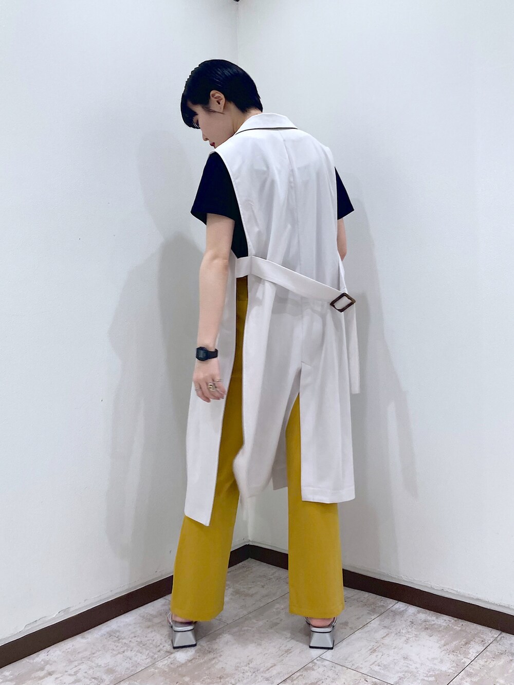 ブラック系のTシャツ/カットソー、ベージュ系のその他アウター、イエロー系のスラックスを着用したレディースの夏コーディネートの5枚目の写真