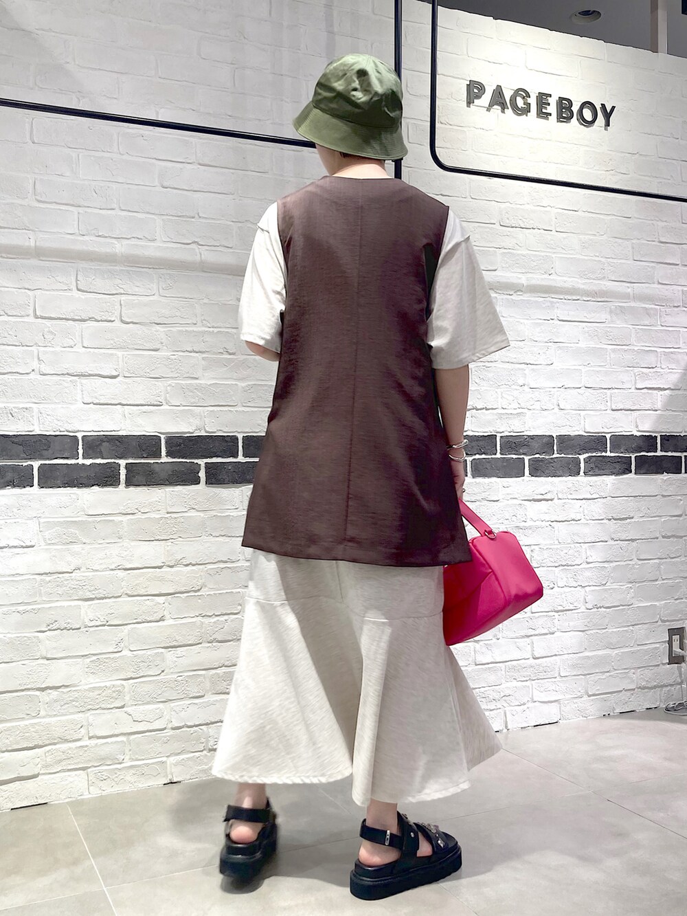 ブラウン系のその他アウター、ベージュ系のワンピース、ピンク系のショルダーバッグを着用したレディースの夏コーディネートの5枚目の写真