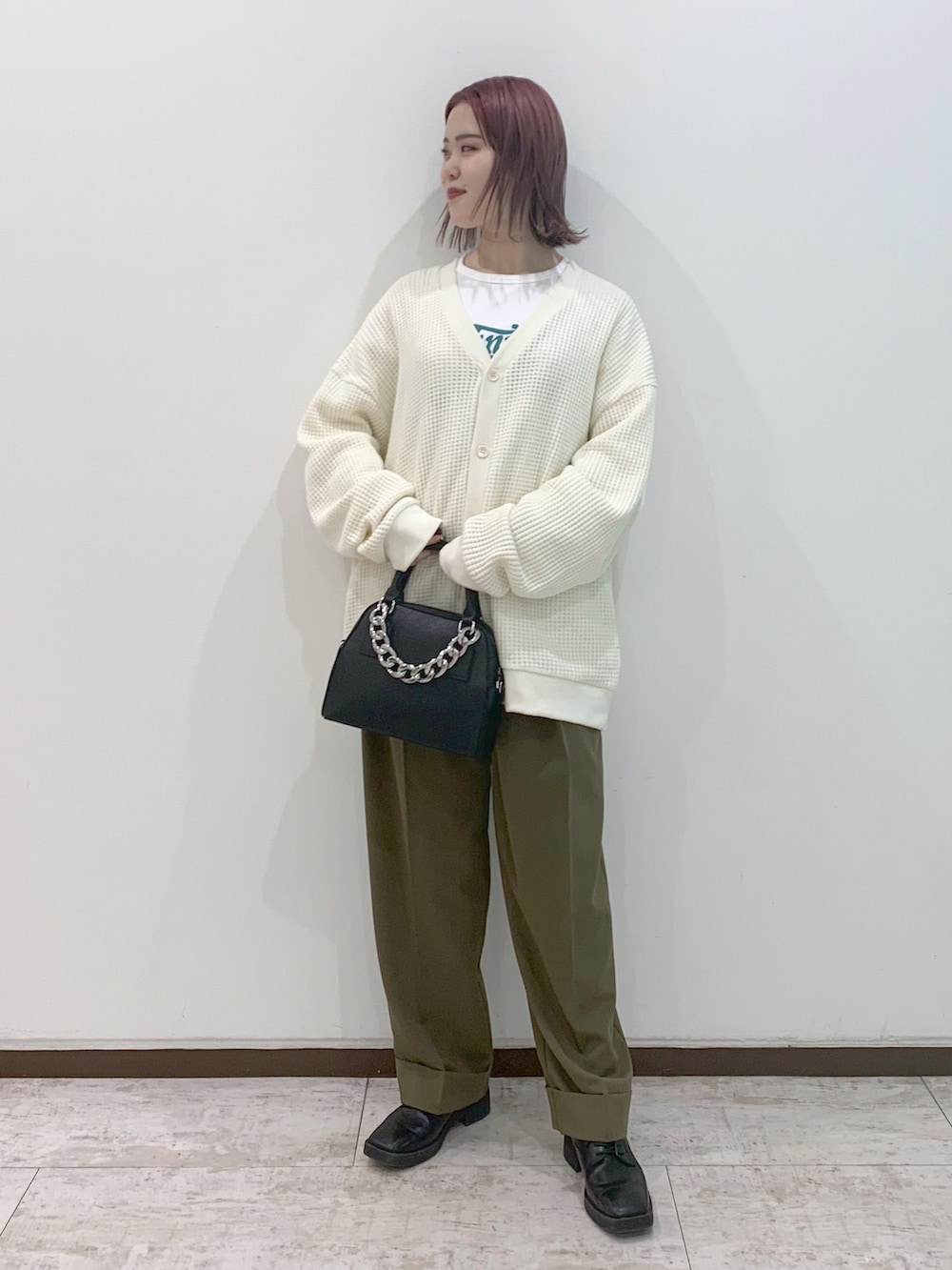 ベージュ系のスラックス、ブラック系のその他シューズ、ブラック系のショルダーバッグを着用したレディースの冬コーディネートの4枚目の写真